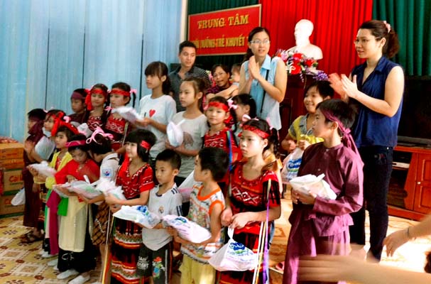 Tổ Công đoàn và Chi đoàn Thanh niên Vụ Pháp luật quốc tế tổ chức trao quà nhân dịp Quốc tế thiếu nhi tại Trung tâm nuôi dưỡng trẻ khuyết tật Chúc Sơn, Chương Mỹ, Hà Nội