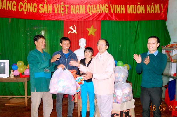 Trường Trung cấp Luật Buôn Ma Thuột tổ chức tặng quà Tết Trung thu cho các cháu thiếu nhi ở buôn Ea Sút 