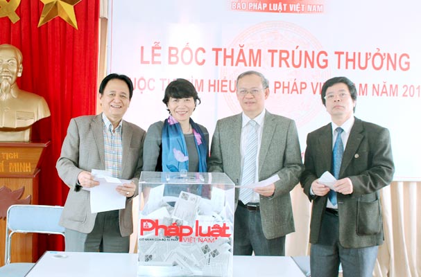 Báo Pháp luật Việt Nam bốc thăm trúng thưởng lần 3 cuộc thi tìm hiểu Hiến pháp nước CHXHCN Việt Nam
