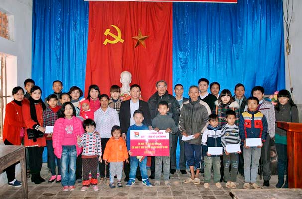Chi đoàn Cục Đăng ký quốc gia giao dịch bảo đảm thăm và tặng quà Tết cho thương binh, người khuyết tật, gia đình có hoàn cảnh khó khăn và trao học bổng cho những học sinh nghèo có tinh thần vượt khó vươn lên tại Ba Vì