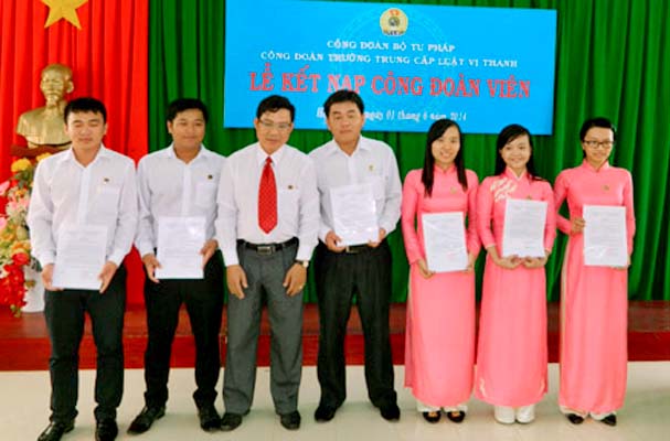 Trường Trung cấp Luật Vị Thanh: Tổ chức Lễ Kết nạp Công đoàn viên mới năm 2014