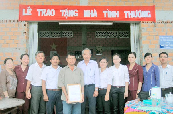 Sở Tư pháp Long An phối hợp UBND phường 4 - thành phố Tân An bàn giao nhà tình thương 