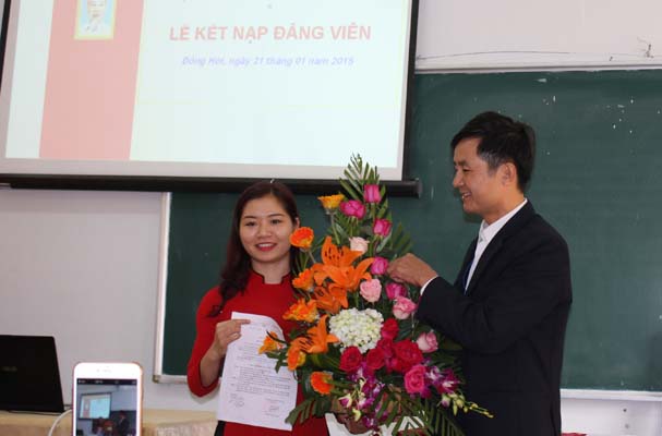 Chi bộ Trường Trung cấp Luật Đồng Hới tổ chức Lễ Kết nạp Đảng viên mới, công bố và trao quyết định chuyển Đảng chính thức và phát thẻ đảng cho Đảng viên