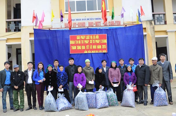 Gửi nhiều phần quà ý nghĩa đến bà con vùng cao Thông Nông