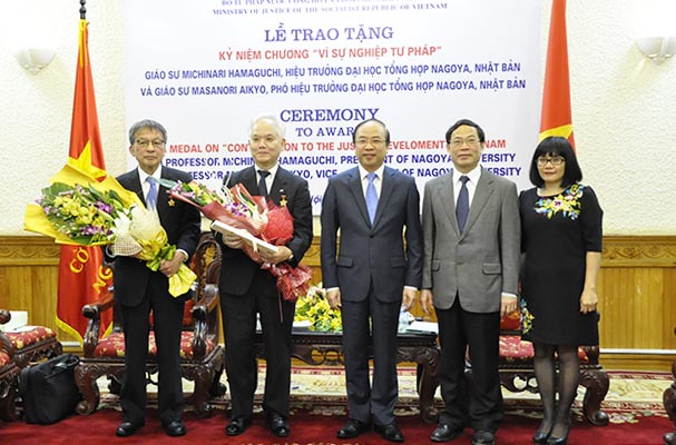 Bộ Tư pháp tặng Kỷ niệm chương “Vì sự nghiệp Tư pháp” cho hai Giáo sư Nhật Bản