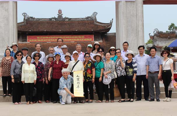 Đoàn cán bộ hưu trí của Bộ Tư pháp tham quan Đền Trần và Chùa Keo, Thái Bình