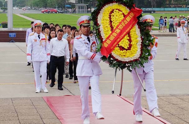 Chi bộ Văn phòng Tổng cục Thi hành án dân sự viếng Lăng Chủ tịch Hồ Chí Minh