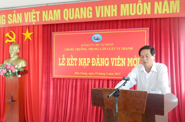 Chi bộ Trường Trung cấp Luật Vị Thanh tổ chức Lễ kết nạp Đảng viên mới