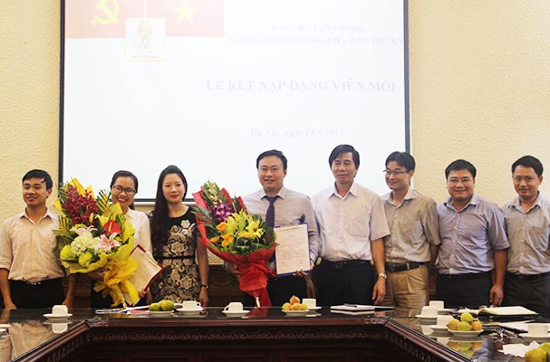 Chi bộ Phòng Tổng hợp - Ban Thư ký – Văn phòng Bộ kết nạp đảng viên mới