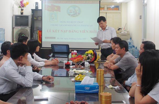 Chi bộ Tạp chí Dân chủ và Pháp luật tổ chức Lễ kết nạp đảng viên mới