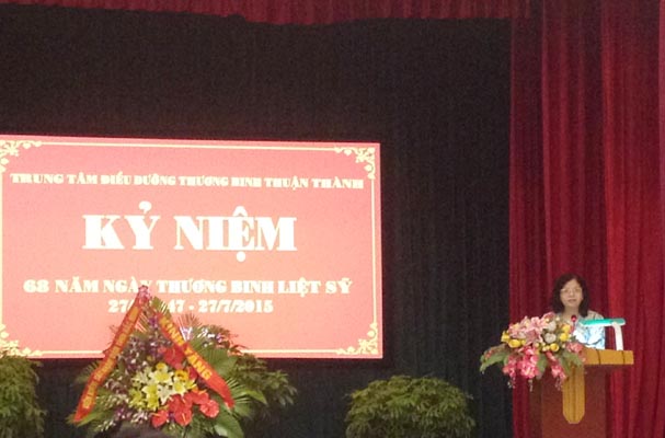Thăm, tặng quà các đồng chí thương, bệnh binh tại Trung tâm Điều dưỡng thương binh nặng huyện Thuận Thành, Bắc Ninh
