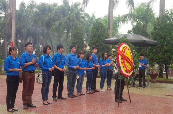 Đoàn thanh niên Cụm Thi đua số II - Bộ Tư pháp viếng nghĩa trang liệt sỹ nhân ngày 27/7