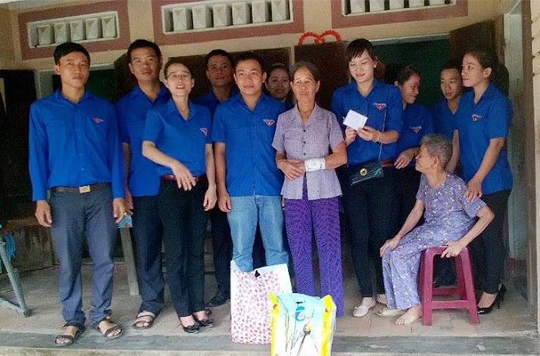 Sở Tư pháp Quảng Ngãi thăm, tặng quà các gia đình chính sách 