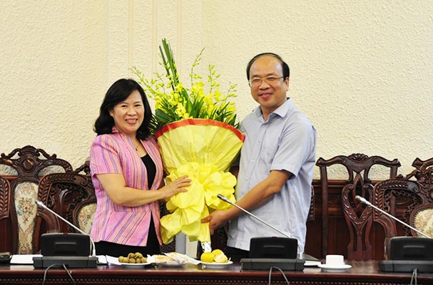 Bàn giao công tác thi đua khen thưởng
