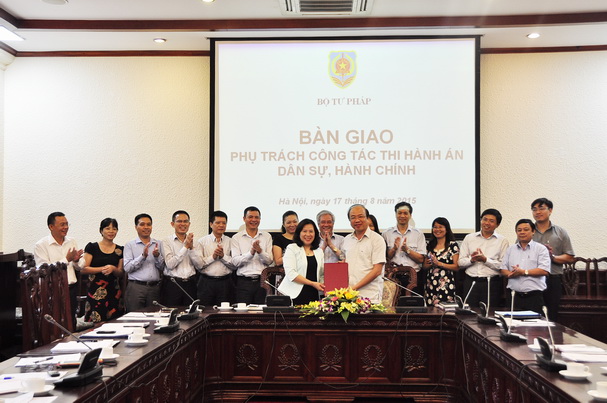 Bàn giao phụ trách công tác thi hành án dân sự, hành chính