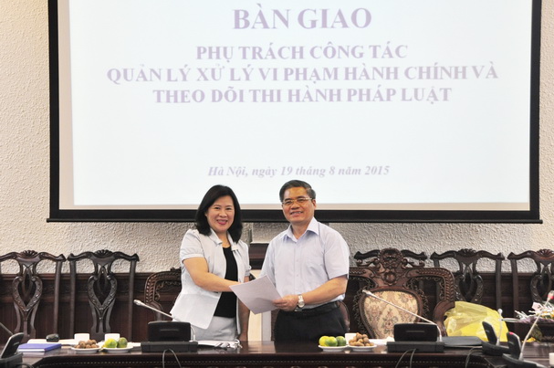Bàn giao phụ trách công tác quản lý xử lý vi phạm hành chính và theo dõi thi hành pháp luật
