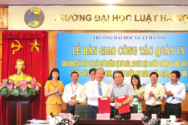 Thứ trưởng Phan Chí Hiếu bàn giao công tác tại Trường Đại học Luật Hà Nội