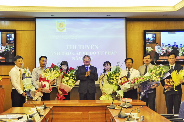 Thông cáo báo chí về kết quả kỳ thi tuyển lãnh đạo cấp Vụ Bộ Tư pháp năm 2015  