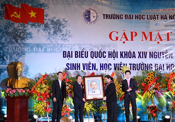 Kết nối bền vững hoạt động đào tạo với hoạt động lập pháp