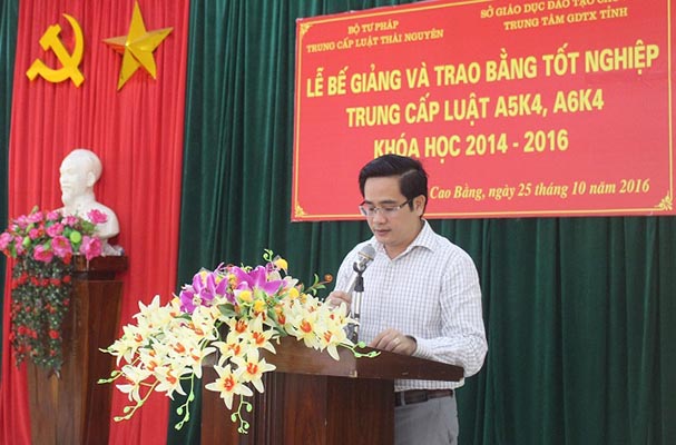 TC Luật Thái Nguyên: Trao bằng tốt nghiệp cho học sinh khóa 2014-2016 tại TTGDTX Cao Bằng