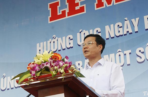 TC Luật Buôn Ma Thuột: Mít tinh hưởng ứng Ngày Pháp luật VN và ủng hộ đồng bào bị lũ lụt