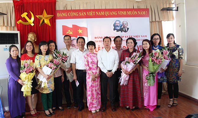 Đảng bộ Báo Pháp luật Việt Nam kết nạp Đảng viên mới