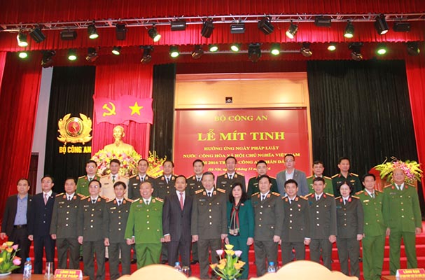 Bộ Công an long trọng mít-tinh hưởng ứng Ngày Pháp luật 2016