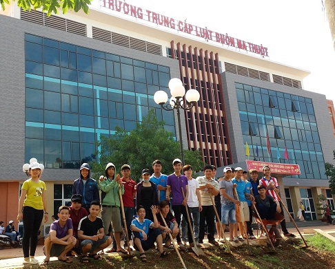 Trường Trung cấp Luật Buôn Ma Thuột hưởng ứng Ngày Môi trường Thế giới 05/6