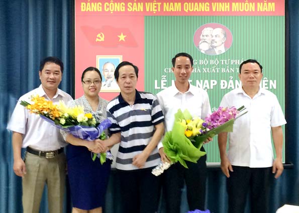 Chi bộ Nhà xuất bản Tư pháp kết nạp Đảng viên mới