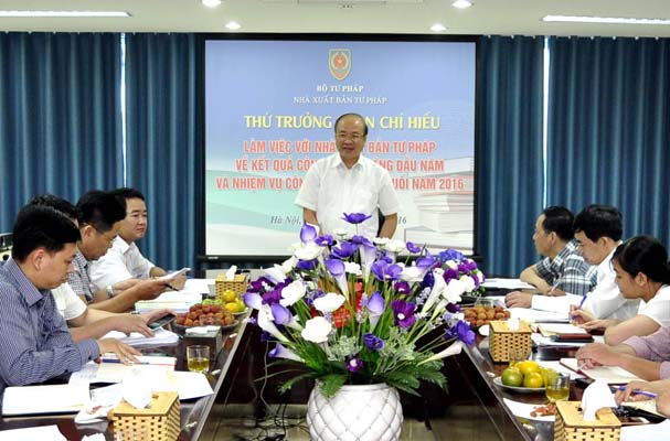 Thứ trưởng Phan Chí Hiếu làm việc với Nhà xuất bản Tư pháp