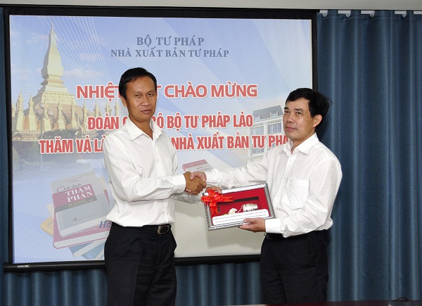 Đoàn công tác Bộ Tư pháp Lào tới thăm và làm việc với Nhà xuất bản Tư pháp