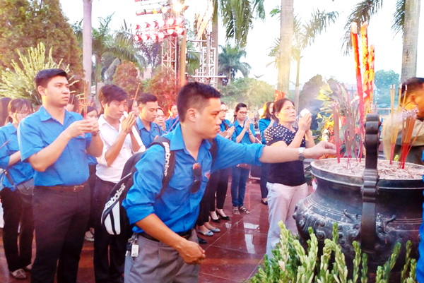 Đoàn thanh niên Cụm Thi đua số II - Bộ Tư pháp dâng hương nghĩa trang liệt sỹ Hà Nội