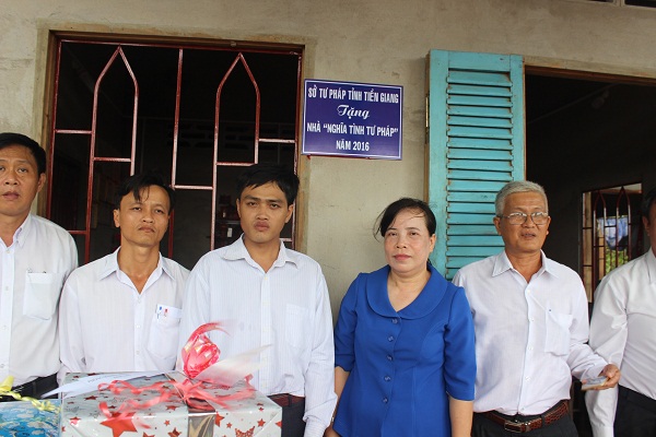 Tiền Giang: Sở Tư pháp trao tặng nhà “Nghĩa tình tư pháp” năm 2016