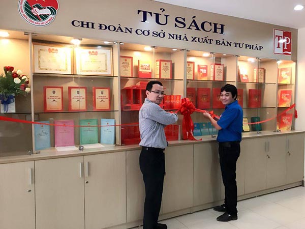 Khánh thành Tủ sách Chi đoàn cơ sở Nhà xuất bản Tư pháp