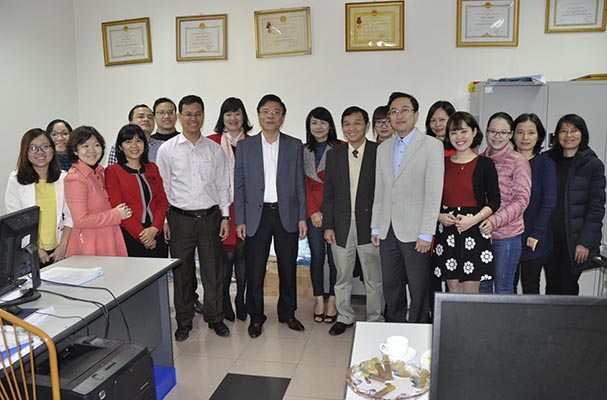 Lãnh đạo Bộ và Công đoàn Bộ thăm, tặng quà CBCCVC có hoàn cảnh khó khăn, gia đình chính sách