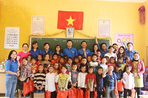 Thanh niên chung tay chia sẻ khó khăn với trẻ em vùng cao