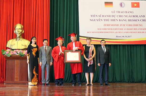 Trao bằng Tiến sĩ danh dự cho nguyên Thủ hiến Bang Hessen, CHLB Đức