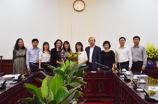 Bộ Tư pháp trao Quyết định nghỉ hưu cho cán bộ Cục Kế hoạch - Tài chính