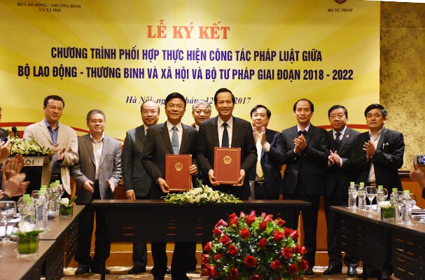 Bộ Tư pháp và Bộ LĐTB&XH: Ký kết Chương trình phối hợp thực hiện công tác pháp luật giai đoạn 2018-2022