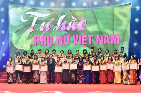 Cục trưởng Cục Bổ trợ tư pháp Đỗ Hoàng Yến được vinh danh "Phụ nữ điển hình tiêu biểu" năm 2017