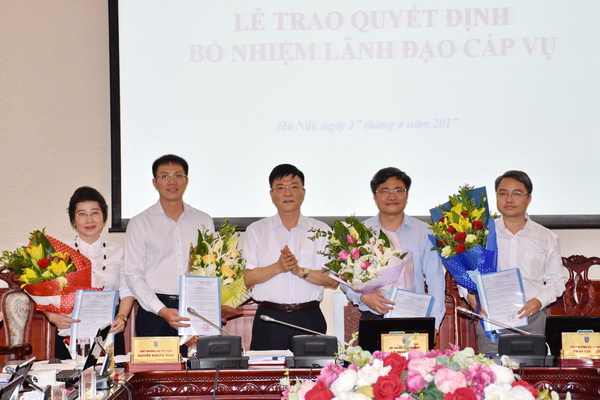 Bộ Tư pháp: Công bố và trao Quyết định bổ nhiệm lãnh đạo cấp Vụ