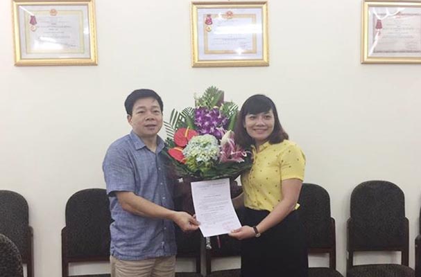 Chi bộ Vụ Pháp luật HS-HC  trao quyết định công nhận Đảng viên chính thức cho hai đảng viên mới