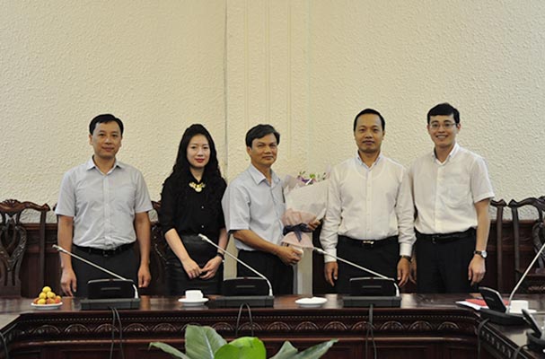 Bộ Tư pháp trao quyết định nghỉ hưu cho cán bộ