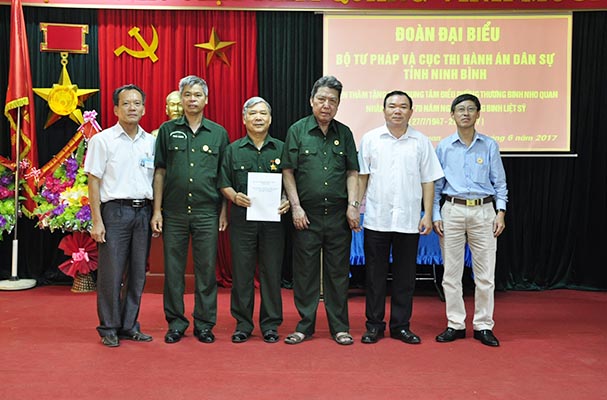 Tri ân, thăm hỏi, tặng quà thương binh - bệnh binh hướng tới kỷ niệm 70 năm ngày thương binh liệt sỹ
