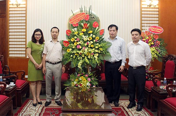 Thứ trưởng Trần Tiến Dũng chúc mừng một số cơ quan báo chí