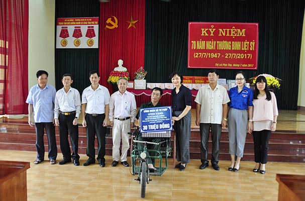 Đoàn Bộ Tư pháp thăm và tặng quà tại Trung tâm Điều dưỡng người có công tỉnh Phú Thọ