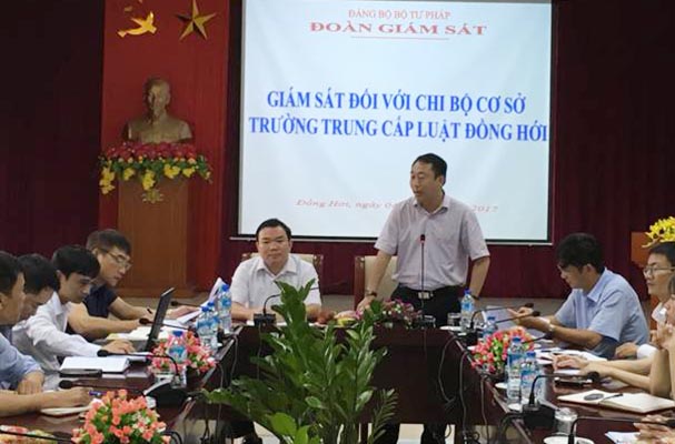 Đoàn Giám sát Đảng ủy Bộ giám sát công tác Đảng đối với Chi bộ cơ sở Trung cấp Luật Đồng Hới