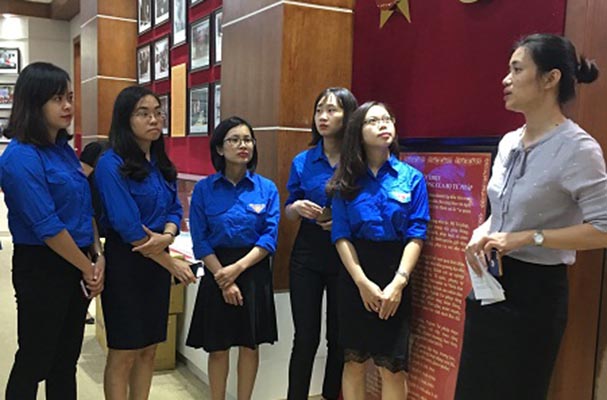 Chi đoàn Cục QLXLVPHC và theo dõi thi hành pháp luật tham quan Phòng Truyền thống Bộ Tư pháp