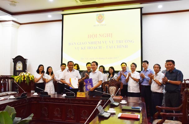 Bàn giao công tác kế hoạch – tài chính Bộ Tư pháp