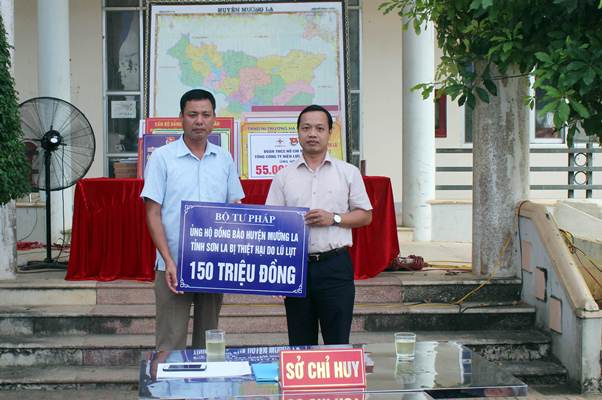 Thứ trưởng Trần Tiến Dũng thăm và tặng quà đồng bào bị lũ lụt tại Yên Bái và Sơn La